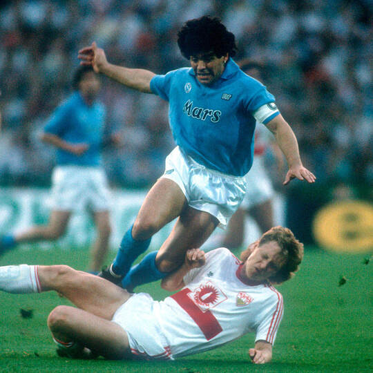 Fussball, International UEFA Cup Finale: VfB Stuttgart - SSC Neapel 3:3 17.05.1989 Diego MARADONA (oben, SSC Neapel) im