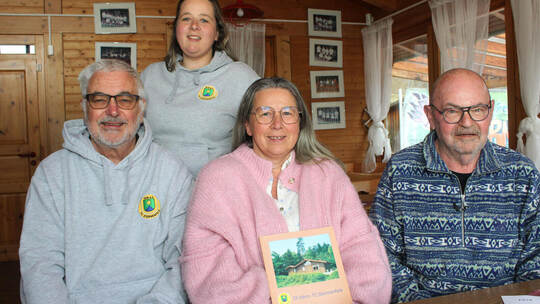 Auf das 50-Jährige Bestehen des Tennisclubs Sternenfels blicken zweiter Vorsitzender Klaus Woitke (von links), Jugendsportwartin