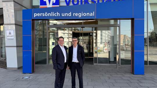Matthias Hümpfner, Vorstandsvorsitzender der Volksbank pur, und Vorstandsmitglied Ralf Günther-Schmidt (rechts) vor dem Hauptsit