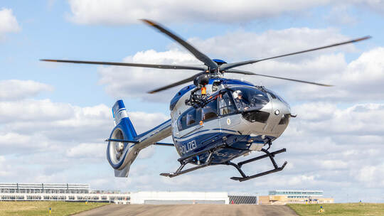 Mit lautem Rotorengeräusch landet der Polizeihubschrauber auf dem Gelände der Staffel am Stuttgarter Flughafen.