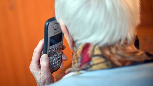 Seniorin mit Telefon