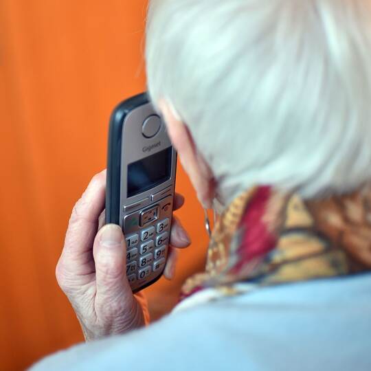 Seniorin mit Telefon