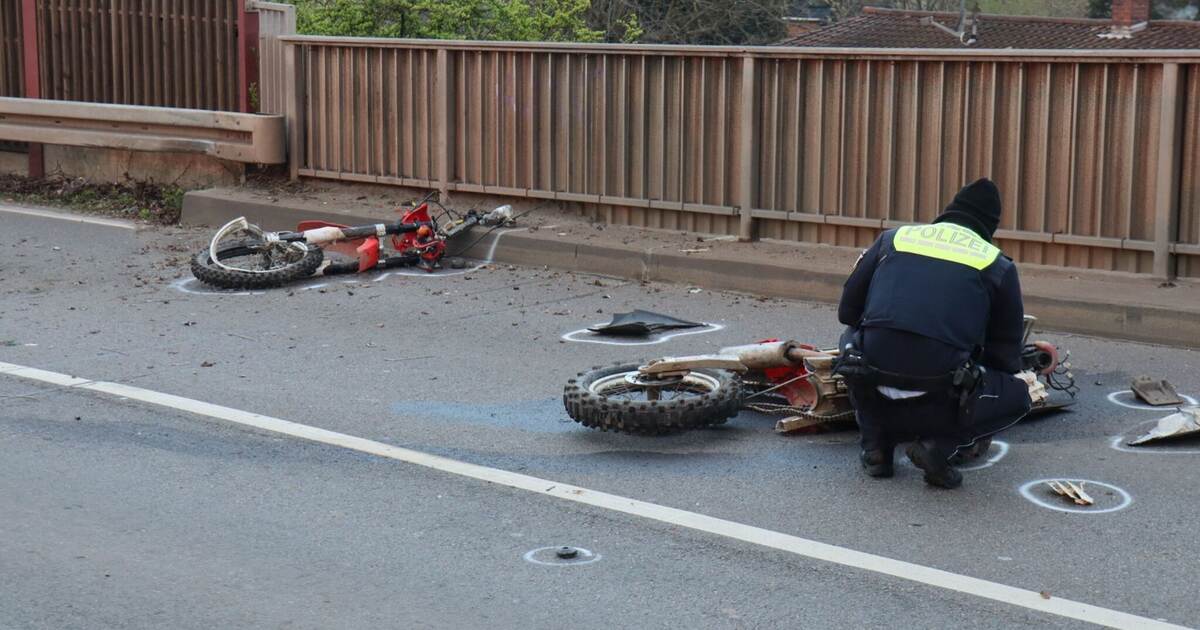 Motorradfahrer stürzt bei Unfall von Eisenbahnbrücke