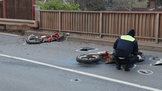 Motorradfahrer stürzt bei Unfall von Eisenbahnbrücke