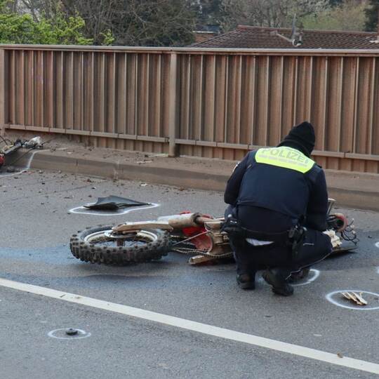 Motorradfahrer stürzt bei Unfall von Eisenbahnbrücke