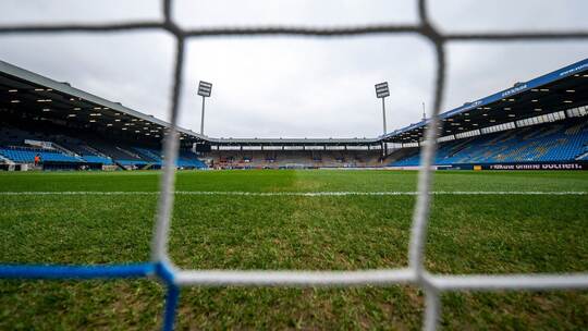 Fußballtor stürzt auf Kind - tot