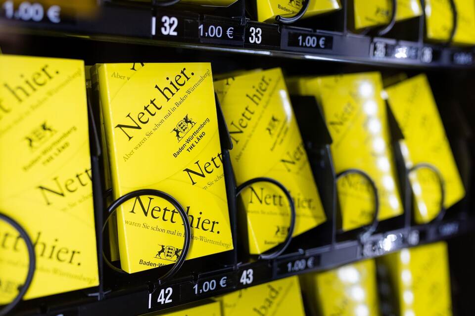 Nett-Hier-Stickerautomat am Stuttgarter Flughafen Nett-Hier-Stickerautomat am Stuttgarter Flughafen