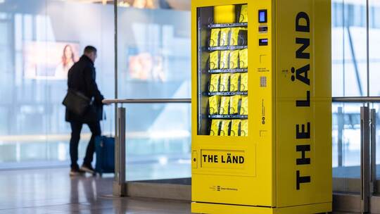 Nett-Hier-Stickerautomat am Stuttgarter Flughafen