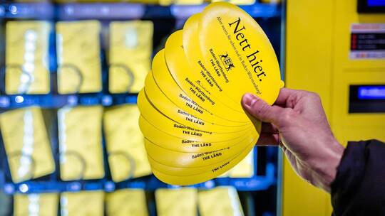 Nett-Hier-Stickerautomat am Stuttgarter Flughafen