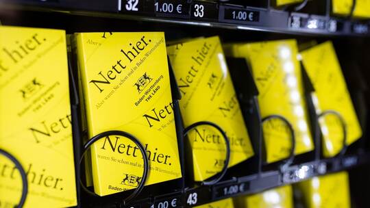 Nett-Hier-Stickerautomat am Stuttgarter Flughafen