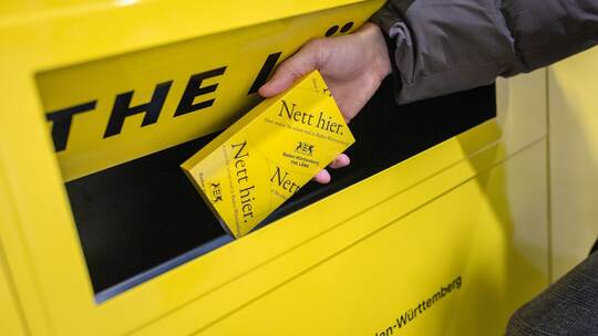 Nett-Hier-Stickerautomat am Stuttgarter Flughafen