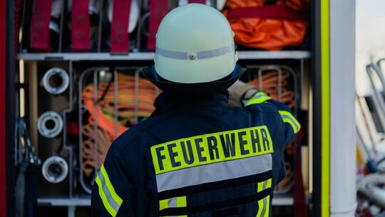 Feuerwehrmann am Einsatzfahrzeug Feuerwehrmann am Einsatzfahrzeug