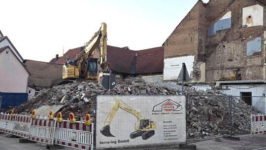 Schwierige Abrissarbeiten: Eine Fachfirma bricht rund um die frühere Wirtschaft „Waldhorn“ Gebäude ab, das denkmalgeschützte Gas