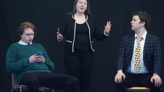 Im Stück für die Siebtklässler ist Teenager Will (links) ziemlich genervt von seinen Eltern, die sich dauernd über alles Möglich