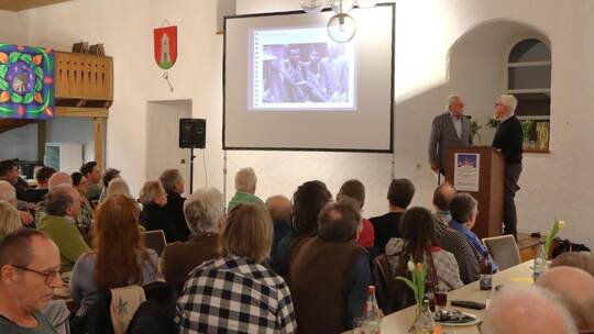 In der Alten Kelter in Mönsheim muss sogar nachbestuhlt werden, damit alle Zuhörerinnen und Zuhöhrer einen Platz finden. Georg K