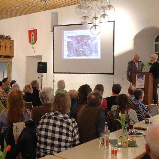 In der Alten Kelter in Mönsheim muss sogar nachbestuhlt werden, damit alle Zuhörerinnen und Zuhöhrer einen Platz finden. Georg K