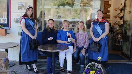 Stolz präsentieren Jody Bredenhagen (von links), Bürgermeisterin Sabine Zenker, Angelika Schmahl, Angelika Kraft und Celine Nelk