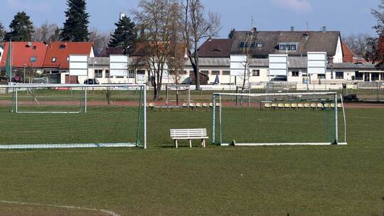 Fußballtor stürzt auf 7-jährigen Jungen