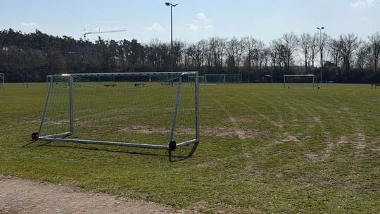 Fußballtor stürzt auf 7-jährigen Jungen
