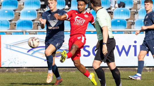 Tim Schwaiger (links, hier im Spiel gegen Türkspor Neckarsulm) brachte den CfR in Oberachern früh in Führung. Ralf Becker