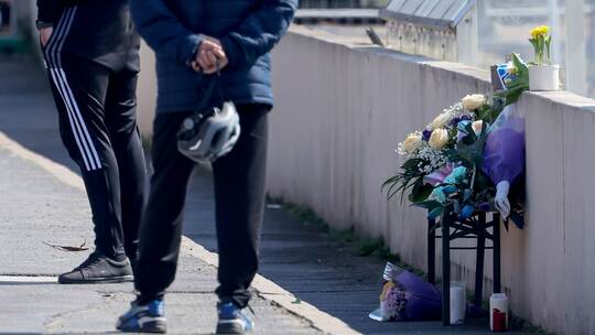 Fußballtor stürzt auf siebenjährigen Jungen