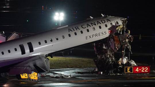 Flugzeug kollidiert in New York mit Fahrzeug