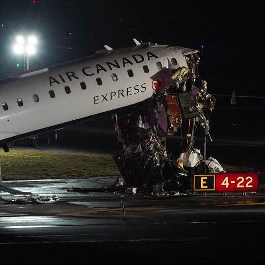 Flugzeug kollidiert in New York mit Fahrzeug