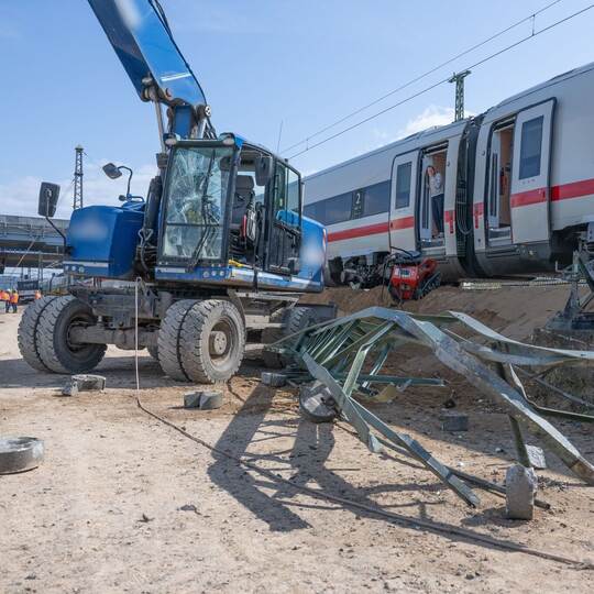 Baggerfahrer bei ICE-Unfall nahe Gelnhausen verletzt