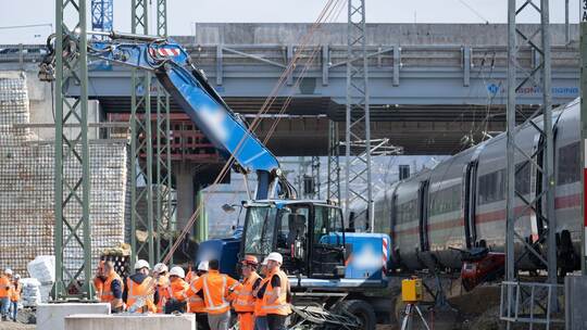 Baggerfahrer bei ICE-Unfall nahe Gelnhausen verletzt