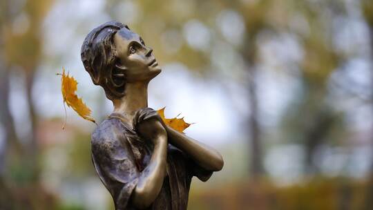 Metallstatue auf Friedhof