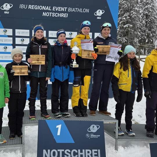 Die erfolgreichen Biathleten des WSV Schömberg mit Clara Weisser (mit Pokal), die die Gesamtwertung bei den Schülerinnen des SBW