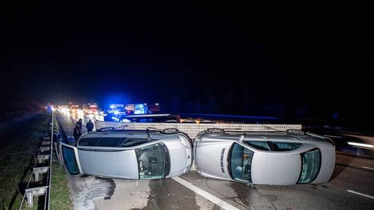 Transporter mit zwei beladenen PKW überschlägt sich auf der A8