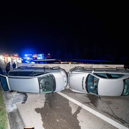 Transporter mit zwei beladenen PKW überschlägt sich auf der A8
