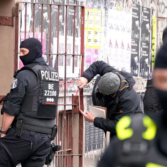 Razzia nach Anschlag auf Strommast im September in Berlin