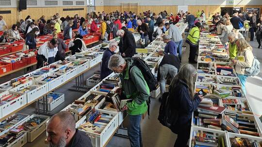 Der Büchermarkt der Kinderhilfe Sri Lanka im Biet in der Monbachhalle in Neuhausen entwickelte sich zu einem wahren Mekka für Bu