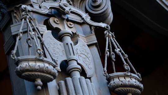 Mehr Unterstützung für Gewaltopfer in Strafprozessen