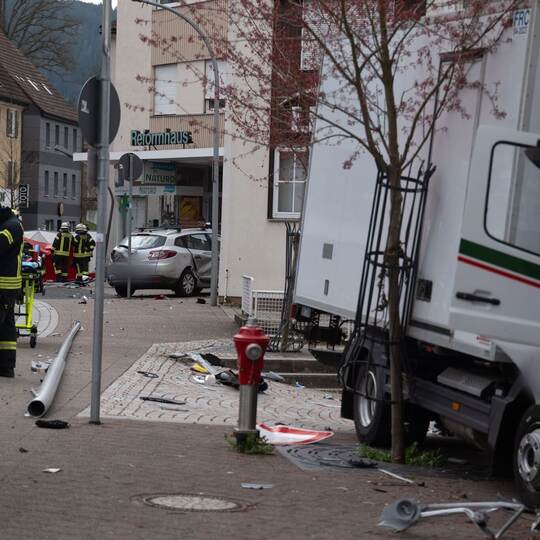 Lastwagen erfasst Mutter und Kind - beide tot