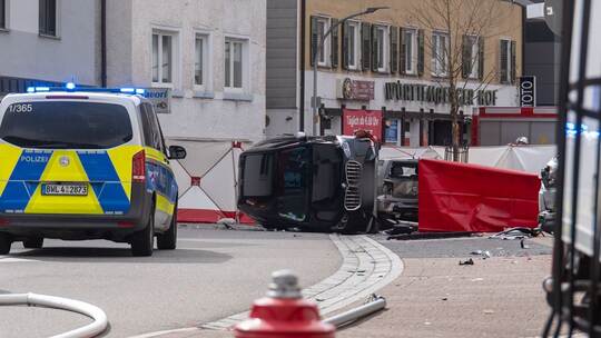 Lastwagen erfasst Mutter und Kind - beide tot