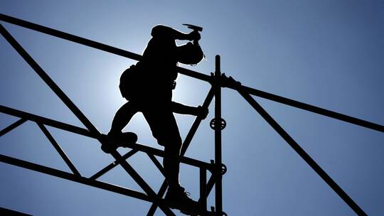 Urteil: Verletzung bei Hausbau des Bruders ist kein Arbeitsunfall