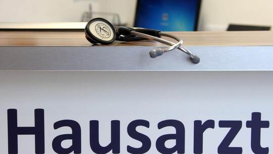 Auch in Bad Wildbad mangelt es an Ärzten. Symbolbild: Stephan Jansen/dpa Arztpraxis