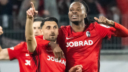 Vincenzo Grifo feiert sein historisches Tor zum zwischenzeitlichen 3:1 gegen KRC Genk in der Europa League gemeinsam mit seinem SC Freiburg - KRC Genk