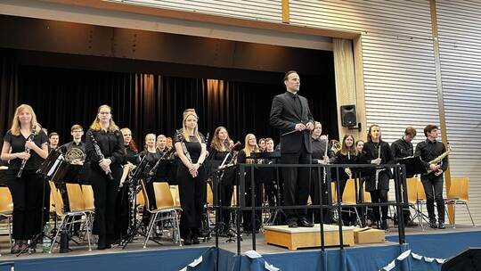 Dirigent Daniel Wimmer führt das Kreisjugendorchester beim Frühjahrskonzert in Neulingen zu musikalischer Höchstleistung. Steffe