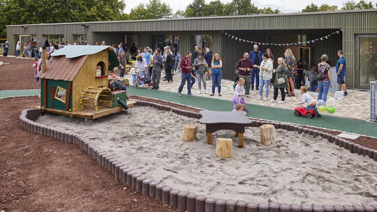 Kinderbildungszentrum (hier bei der Einweihung 2025) und die Schulen in Steinegg waren Investitionsschwerpunkte und sind es auch Kinderbildungszentrum