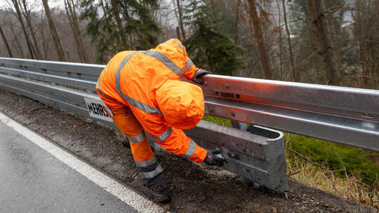 Damit der Unterfahrschutz angebracht werden kann, müssen in den Kurven auch die alten Leitplanken ersetzt werden. MehrSi Unterfahrschutz Eyachtal