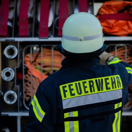 Feuerwehrmann am Einsatzfahrzeug
