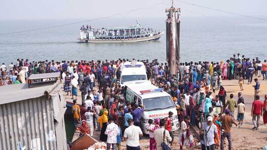 Bus stürzt in Bangladesch ins Wasser
