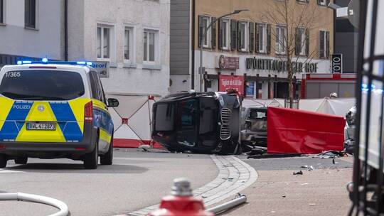 Lastwagen erfasst Mutter und Kind - beide tot