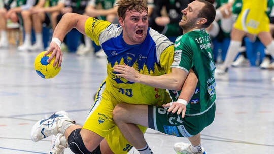 Alles reinwerfen: Nils Pollmer (am Ball) und der HC Neuenbürg haben am Samstag mit dem TSB Schwäbisch Gmünd den Spitzenreiter zu