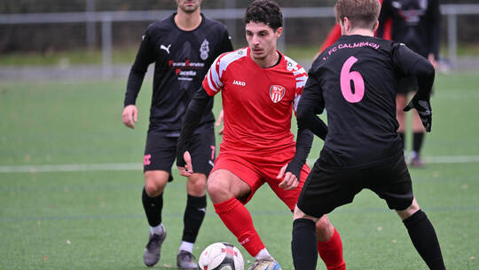 Calmbachs Kapitän Marc Mann (rechts) und Mitspieler Filipe Correia (hinten links) im Zweikampf mit Kickers-Spieler Davide Gravil