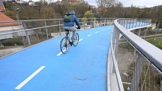 Loch in Fahrradbrücke in Tübingen